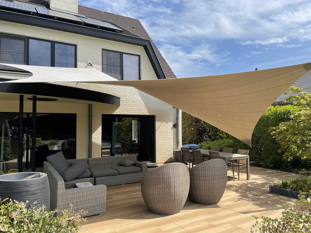 Schaduwdoek terras in beige kleur afgestemd op woning en tuin