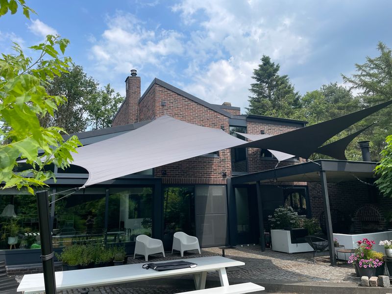 Schaduwdoek terras op maat ontworpen in 3D voor perfecte integratie
