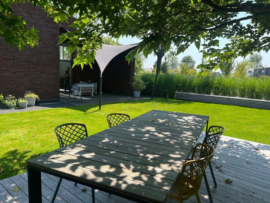 Luxe schaduwdoek terras harmonieus geïntegreerd bij moderne woning